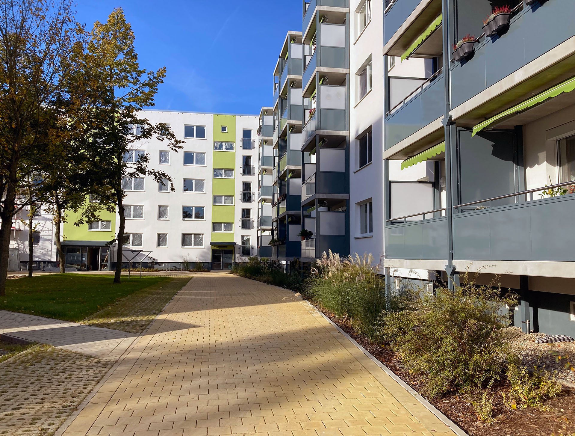 Das Foto zeigt den Innenhof im Quartier am Monumentenberg und die Balkonseite der Anne-Frank-Straße.