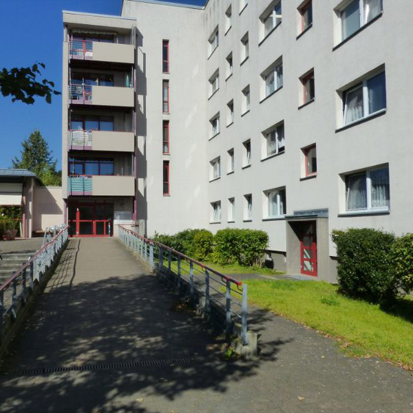 Barrierefreier Zugang zu Mehrfamilienhaus mit Rampe – Wohnanlage mit Balkonen
