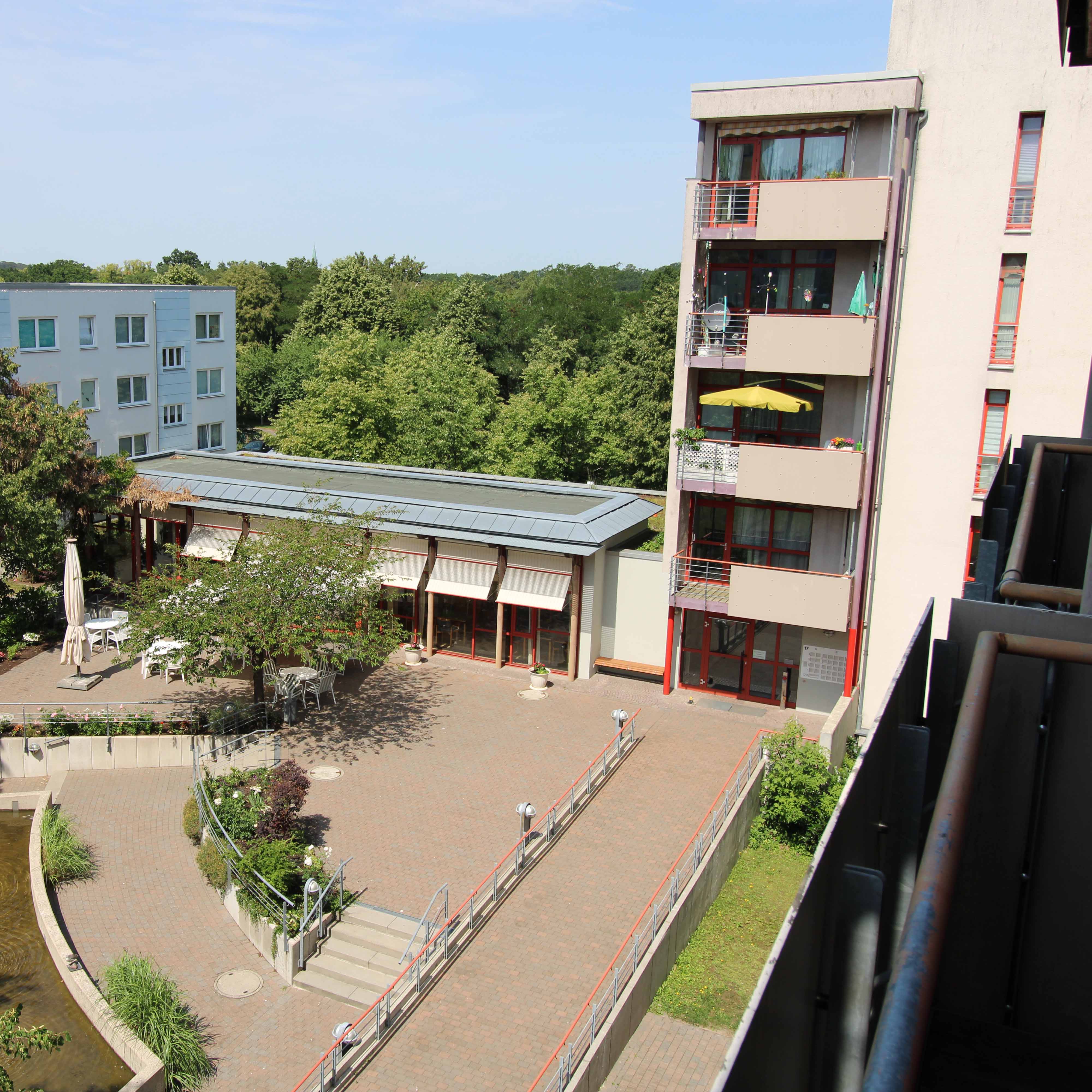 Wohnanlage mit barrierefreiem Innenhof, Terrasse und Rampenzugang – ruhiger Außenbereich