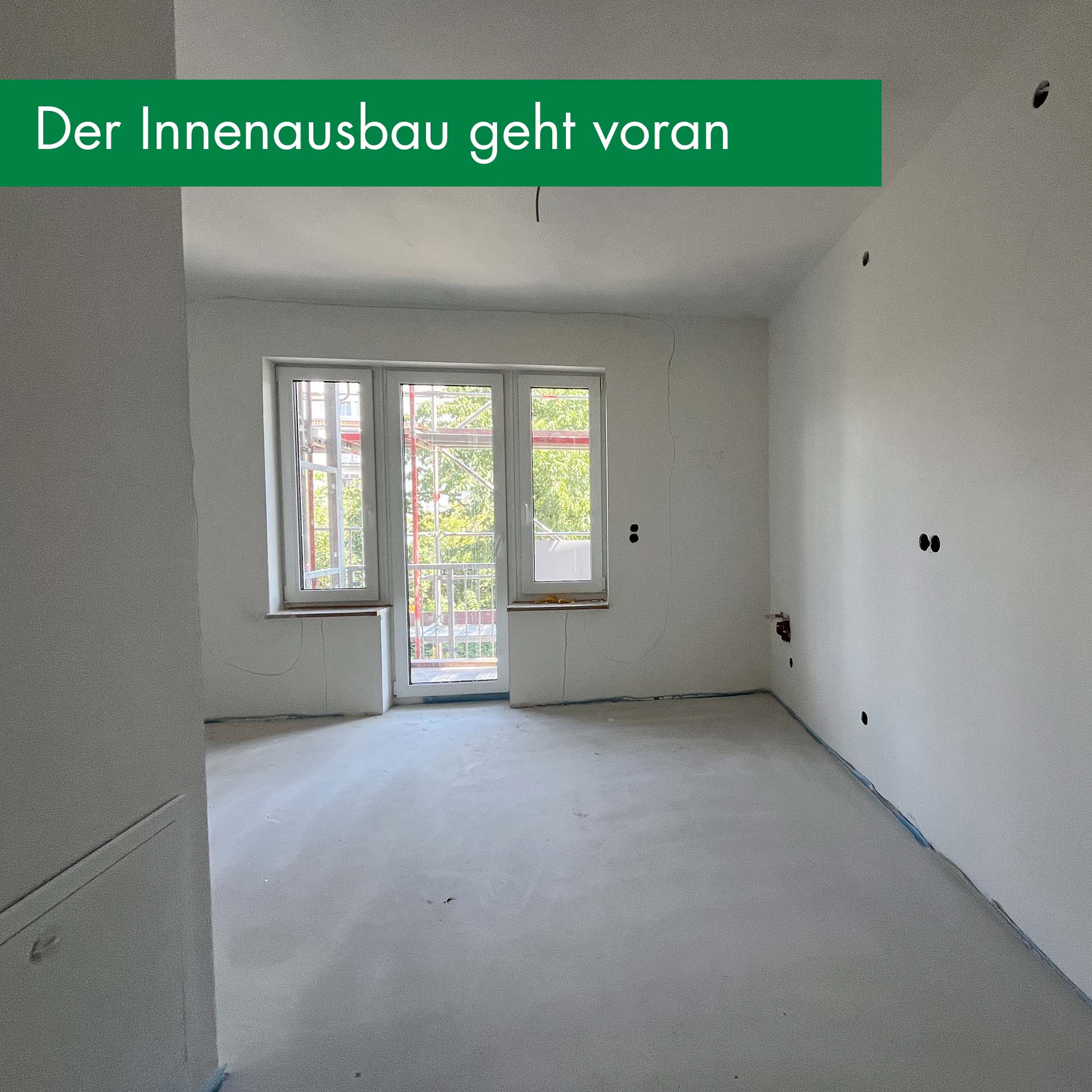 Innenausbau in Wohnungsrenovierung – leerer Raum mit Balkontür, Elektroinstallationen und frischen Wänden