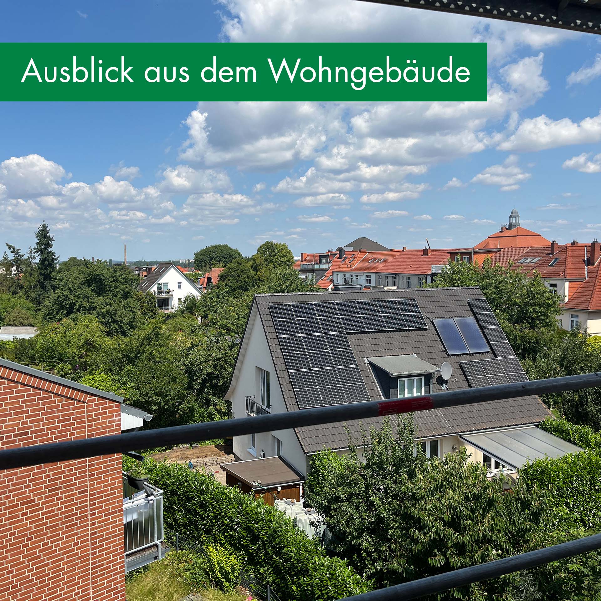 Ausblick auf dem Wohngebäude Richard-Wagner-Straße auf die umliegende Nachbarschaft. Das Umfeld zeigt viel grün und weitere Gebäude im Altbaustil.