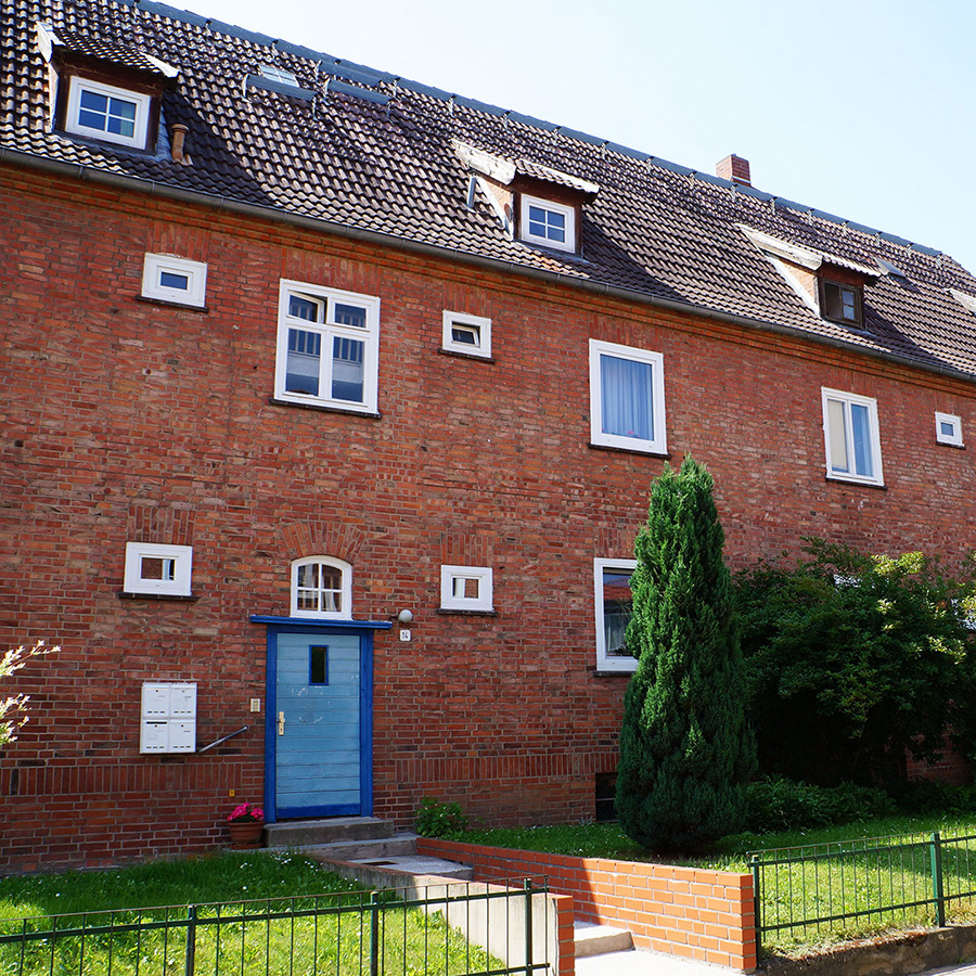 Backsteingebäude mit drei Etagen