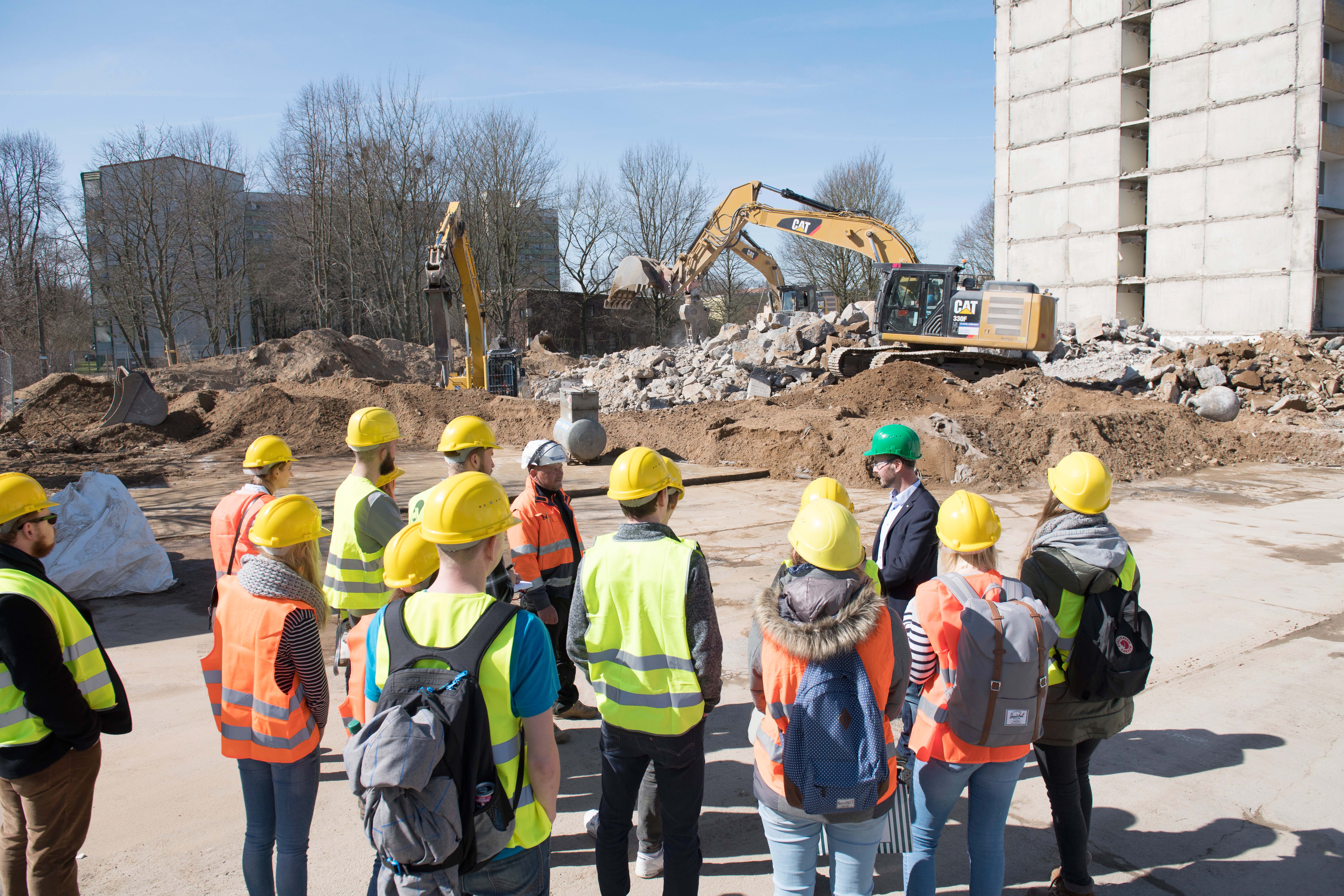 Die 20 Architektur-Studenten aus Wismar bekamen auf der Abriss-Baustelle in Lankow ganz besondere Einblicke. Foto: maxpress